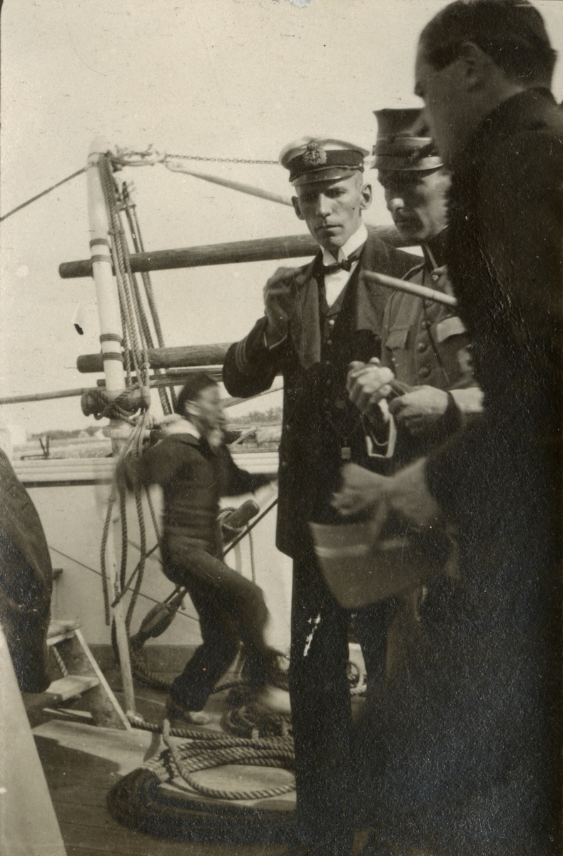 Soldater ombord på båten.