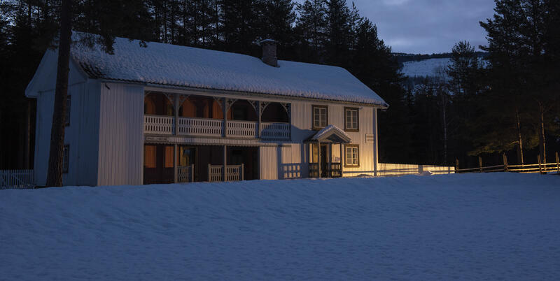 Engerodden, hvit bygning i vinterlandskap i museumsparken på Norsk vegmuseum.