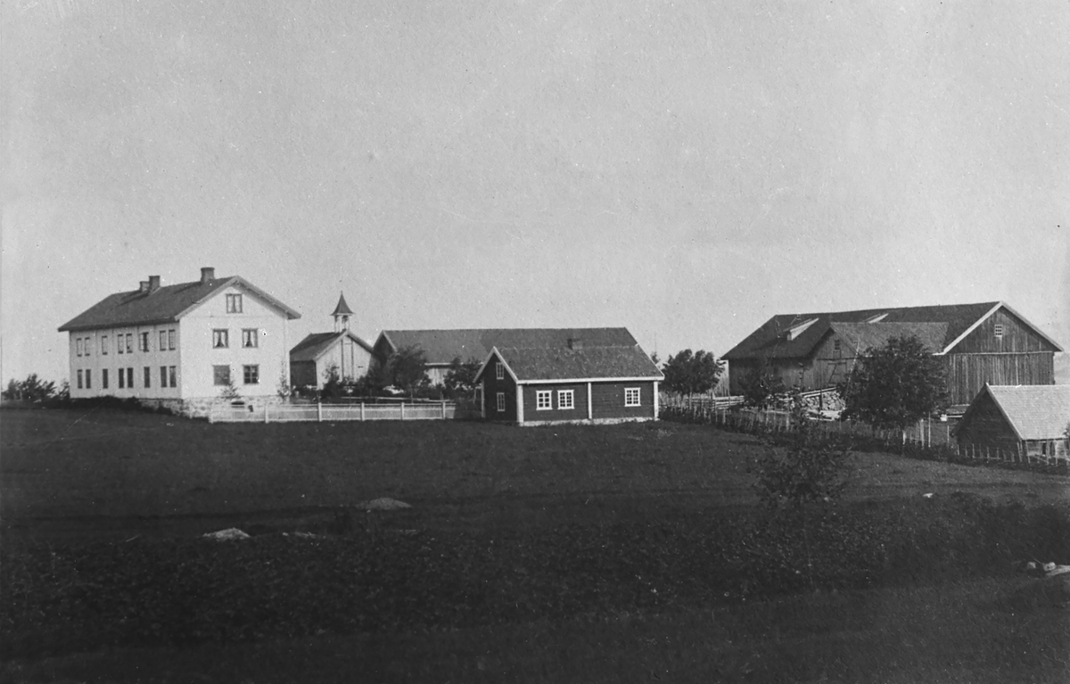 Avfotografering av bygningene på et gårdsbruk. Gården Berg i Østre Toten.