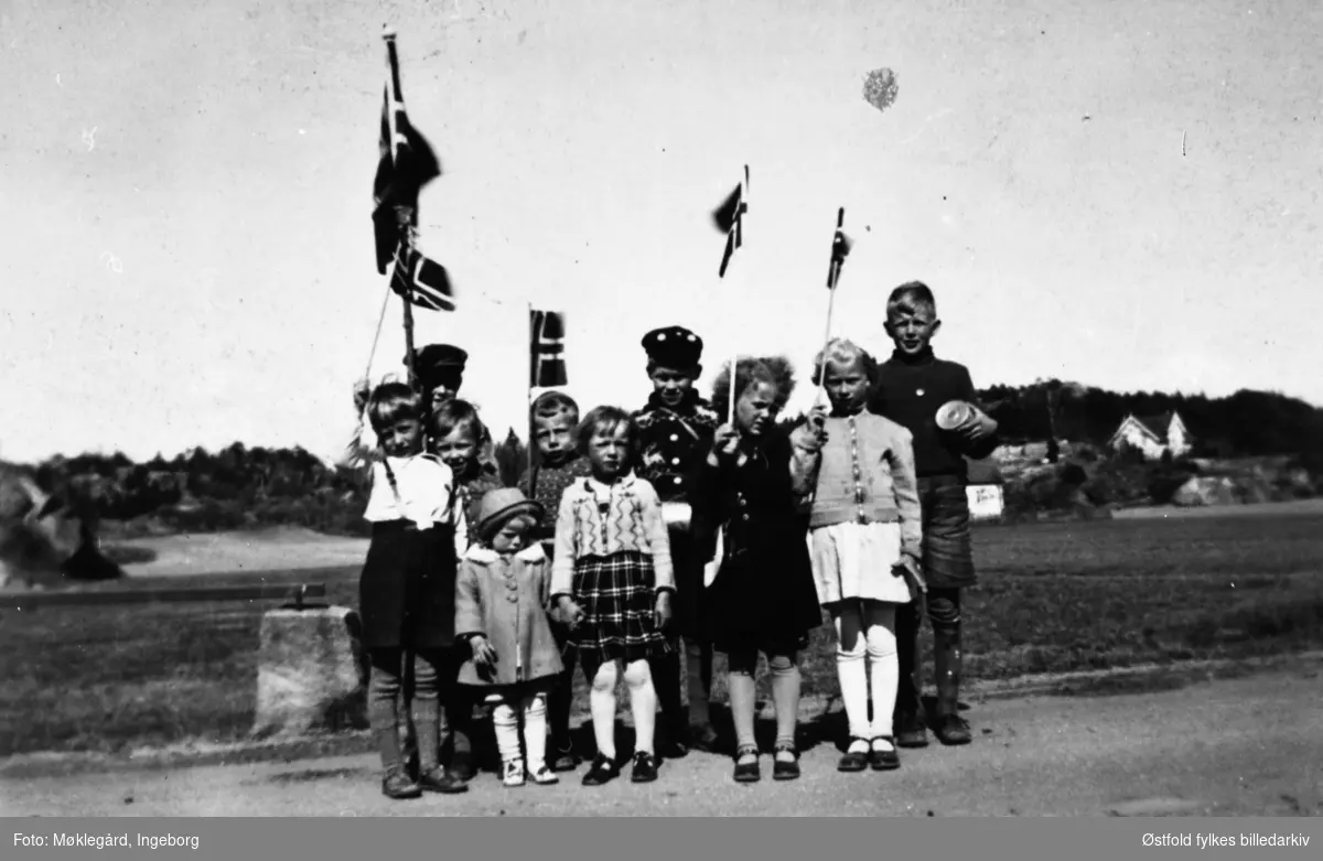 Barn feirer "illegal" 17. mai under andre verdenskrig i 1942 eller 1943. Slevikveien på Møklegård i Onsøy.
