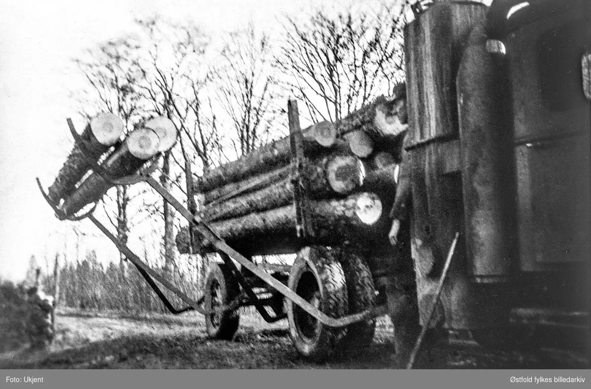 Tømmerlessing på bil med gassgenerator ved Utne i Rygge ca. 1944. Fremst: Gunnar Rødsrud, eier av bilen.