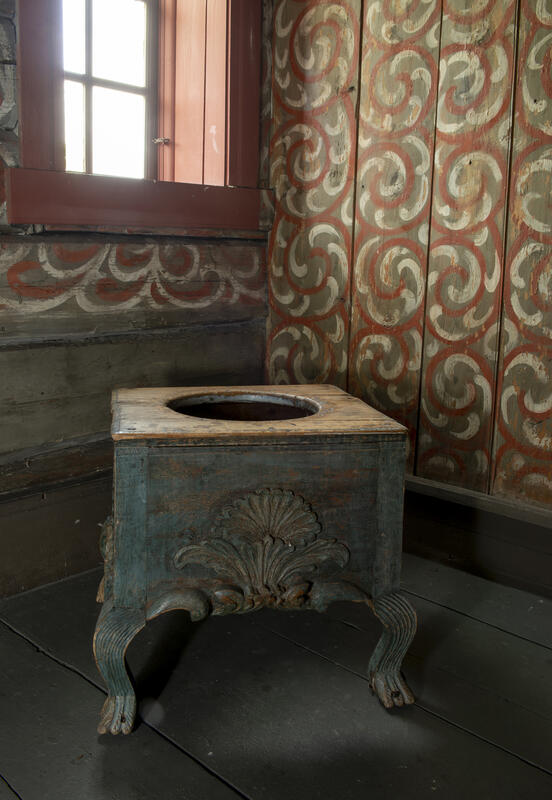 Nattstol, en stol med hull i setet og plass til potte under, var vanlig i rikere hjem utover på 1800-tallet. Denne har ingen rygg, men vakkert utskårede ben.