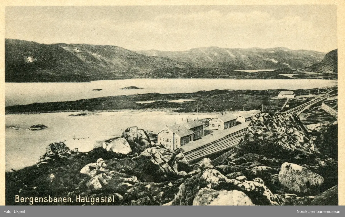 Haugastøl stasjon med Haugastøl hotell i forgrunnen