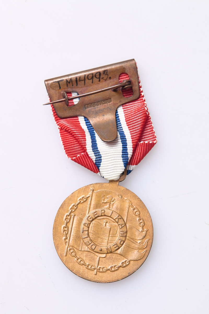 Deltakermedalje (a) gitt for deltakelse i hjemmestyrkene (HS) under andre verdenskrig. Støpt medalje hengende i stoff med flaggets farger. Medaljen ble oversendt i en liten gul papirkonvolutt (b) merket med riksvåpenet på forsiden og Deltakermedaljen. Medfølgende et brev (c) sendt rekommandert i posten fra HS, D-143 i en konvolutt (d).