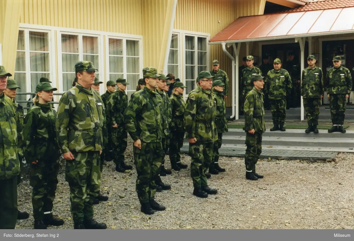 Ceremoni utanför fritidsgården på Ing 2. Hemvärnsmän.