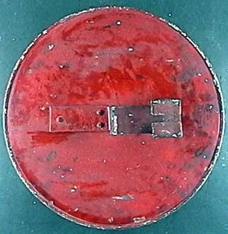 Vändbar signalskärm av plåt med en röd sida och en vit sida med ett rött kors.