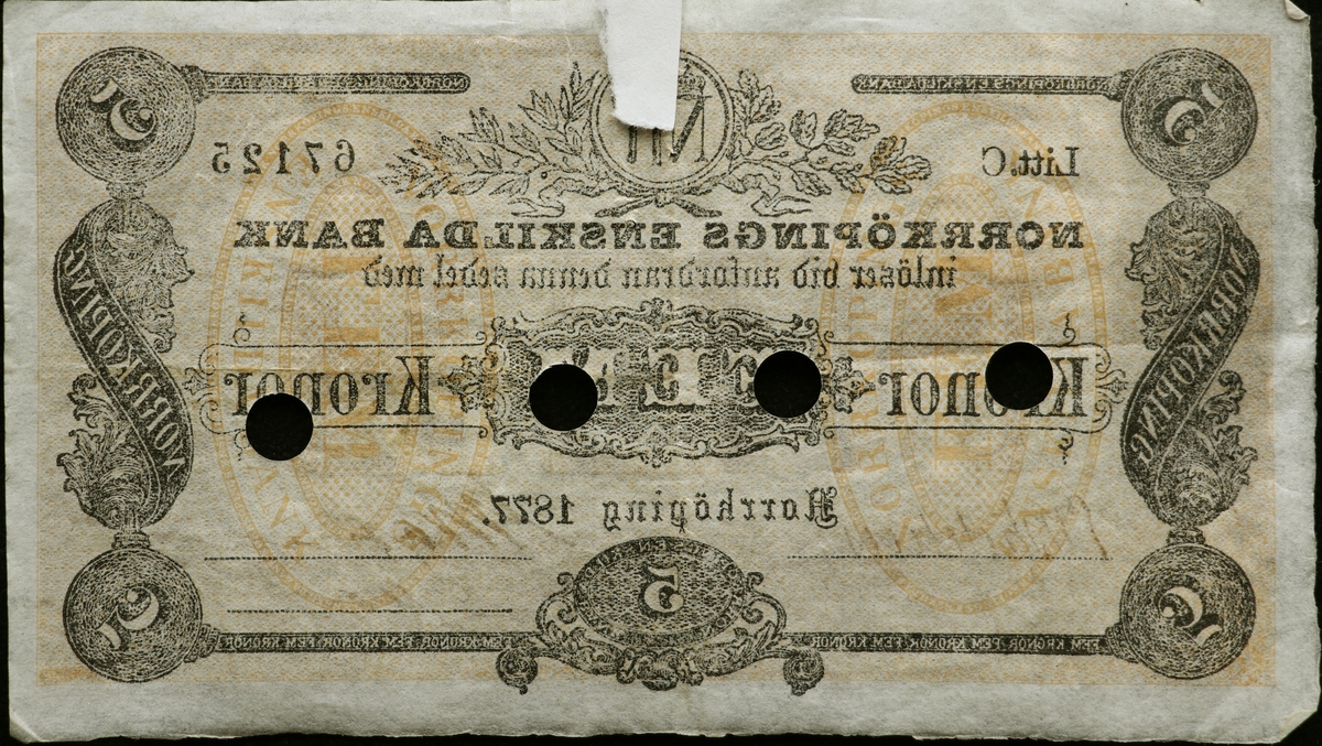 En orange sedel på fem kronor från Norrköpings Enskilda Bank från 1877. Serienummer 67 125 tryckt på höger sida. Tre signaturer på sedeln. Högst upp i mitten Norrköpings gamla stadsvapen i form av ett N krönt med en krona, en spira och en yxa.
Makulerad genom fyra runda hål i mitten av sedeln.
På baksidan finns trycket spegelvänt och två ovaler där det står "FEM Norrköpings Enskilda Bank". En liten klisterlapp på baksidan där den har fästs på en tavla.
Tillstånd vid förvärv: Lite skrynklig vid klisterlapp, ett hörn lite vikt, men annars i gott skick.