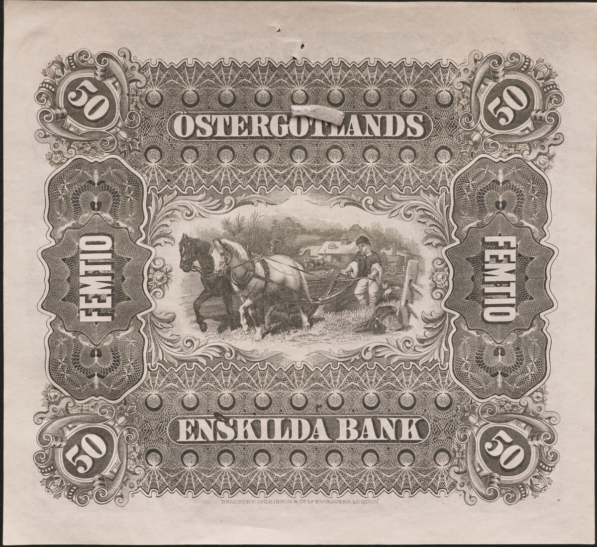 Tre sedlar på femtio kronor från Östergötlands Enskilda Bank från1894. Serienummer 12408, 19402 och 19403, tryckt till höger på sedeln. Framsidan har grå, röda och gräna färger. Tre signaturer på sedeln. Högst upp i mitten finns Östergötlands landskapsvapen. Längst till vänster är en bild på två kvinnor, en står och en sitter.
Baksidan har en bild av två hästar förspända för en plog och är gråfärgad.
En av sedlarna är makulerad med fyra hål i form stjärnor. En sedel är fastklistrad på en pappskiva, de andra två har en klisterlapp på sedeln där den suttit klistrad på en tavla. Två av sedlarna har hål som efter nålar.
Tillstånd vid förvärv: Några vikningslinjer, men annars i gott skick. En av sedlarna har avskav efter att klisterlappar tagits bort..