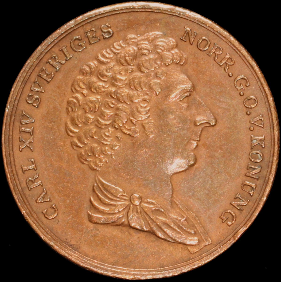 Mynt med valören 1/4 skilling. Åtsidan har en bild av Kung Karl XIV Johan och frånsidan visar valör, tre kronor och två kvistar.