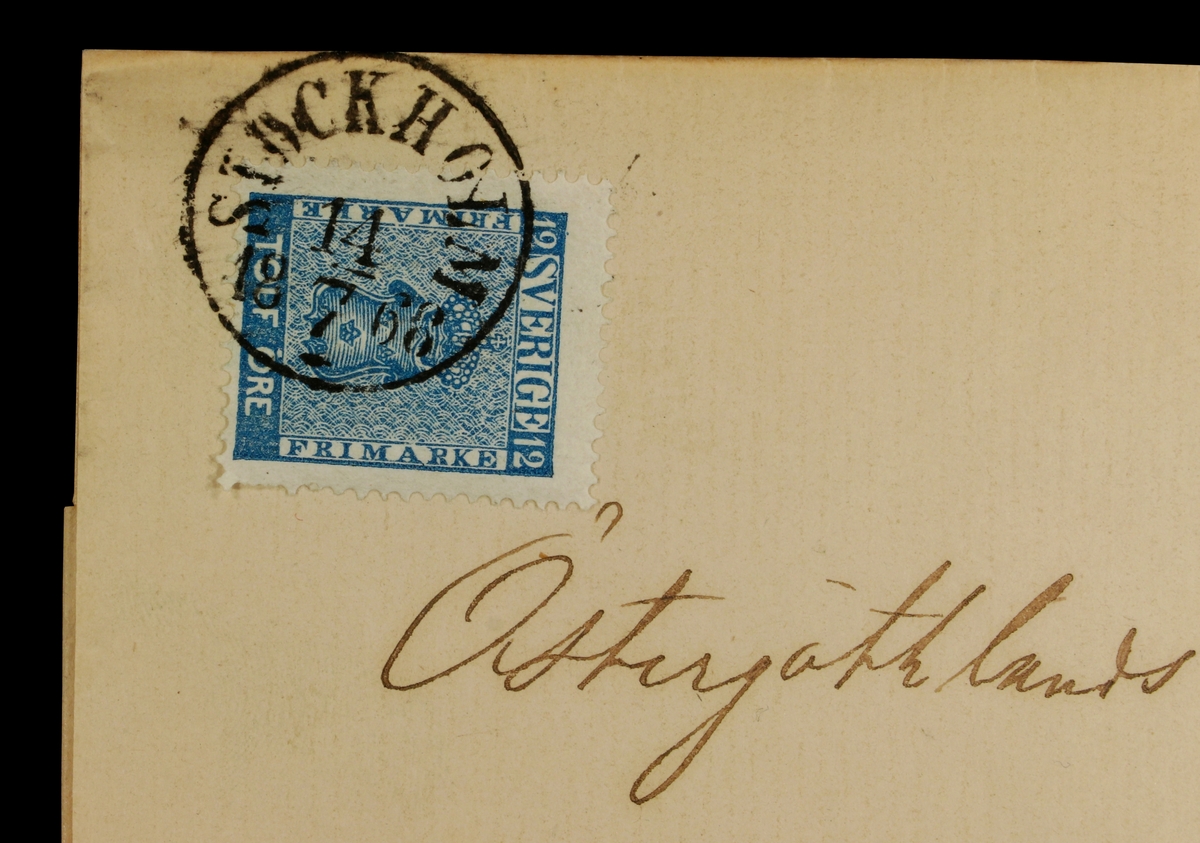 Fyra kuvert adresserade till Östergötlands Enskilda Bank. Poststämplarna är daterade från 1850 till 1879. Tre av breven har ett blått tolv öres frimärke var, ett har två röda sjöpost-frimärken medan det sista brevet saknar frimärke men inte stämpel.
