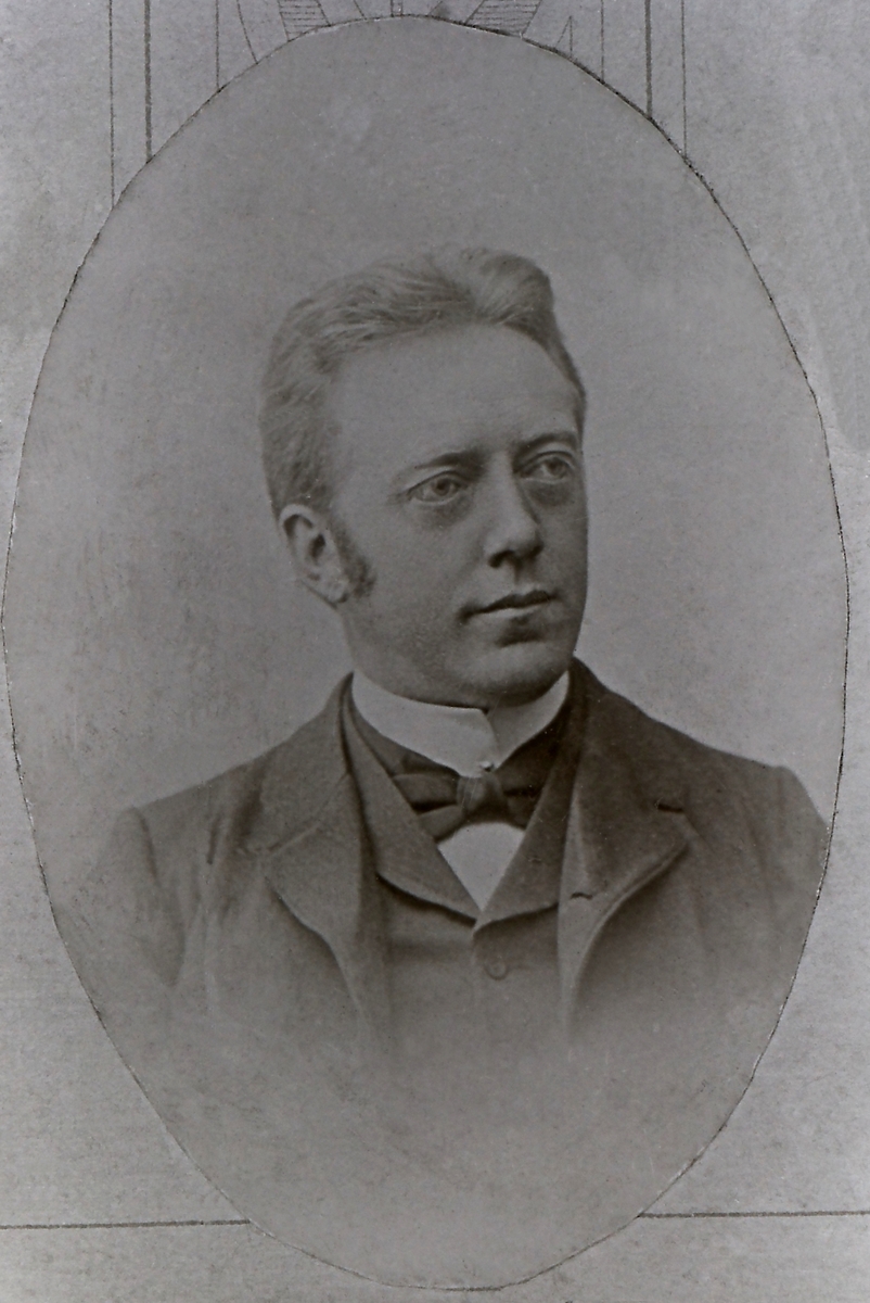 Peder Hilmar Nøklebye er født i Kristiania 1857, tok emdedseksamen1884 og ble prest  i 1885. Han tjenstegjorde flere steder før han kom til Sandsvær.