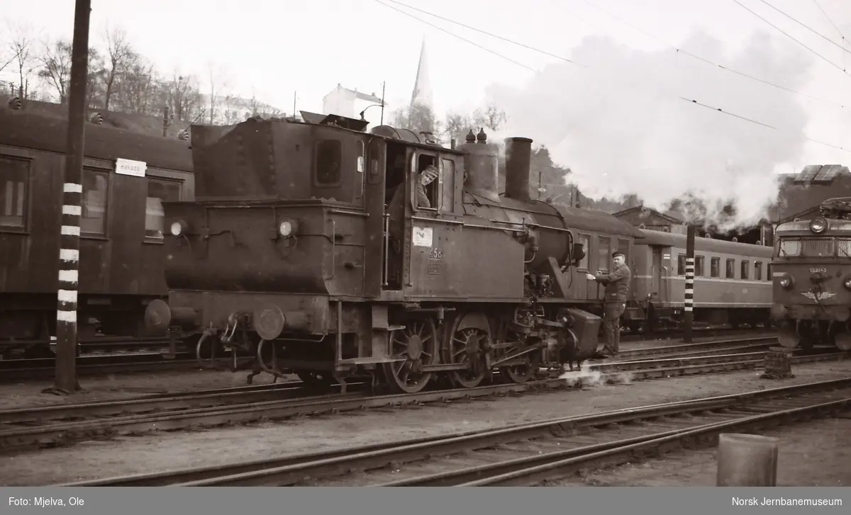 Damplokomotiv type 23b 458 i skiftetjeneste utenfor Gamlestallen i Lodalen i Oslo