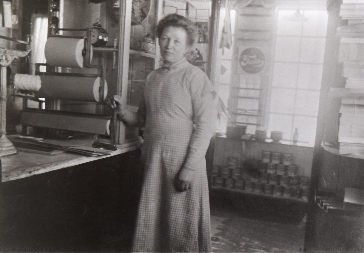 Marie Grønvold f. 1881 stod i butikken hos Tora Teien. Hun hadde strikkeforretning i Syvertsengården i Hvittingfoss.