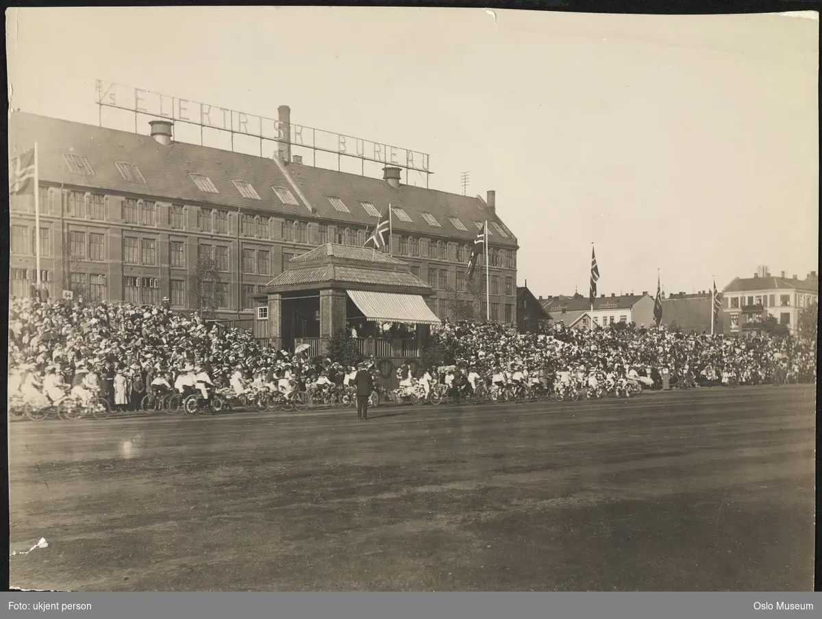 Jubileumsutstillingen 1914, Frogner stadion, sykkelløp, publikum, kongetribune, flagg, fabrikkbygning, Elektrisk Bureau