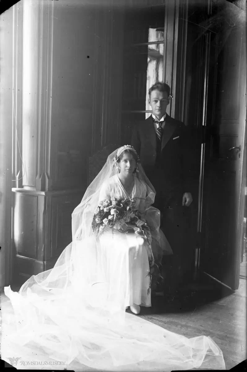 Fotograf Erling Birkeland og Dagny Sofie Jensen giftet seg 08.10.1931.