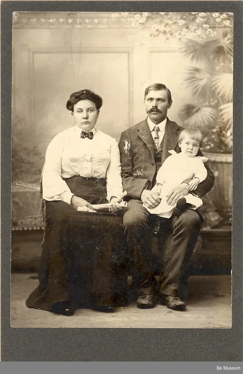Jørgen K. og Anne H. Haugen frå Sauherad fotografert i atelier  i USA med eit barn.