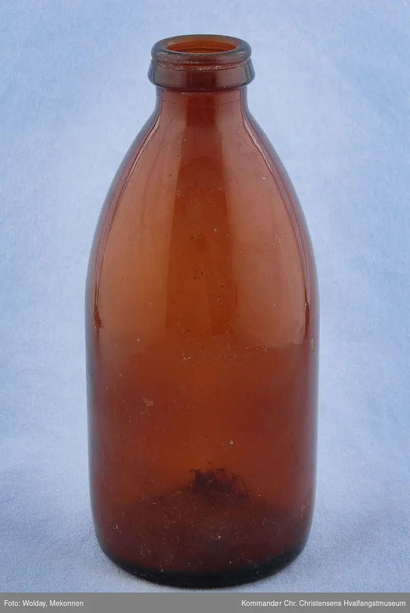 Brun glassflaske uten lokk.