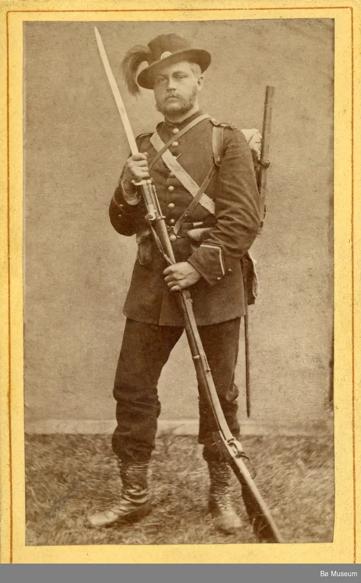 Portrettfoto av soldat med gevær