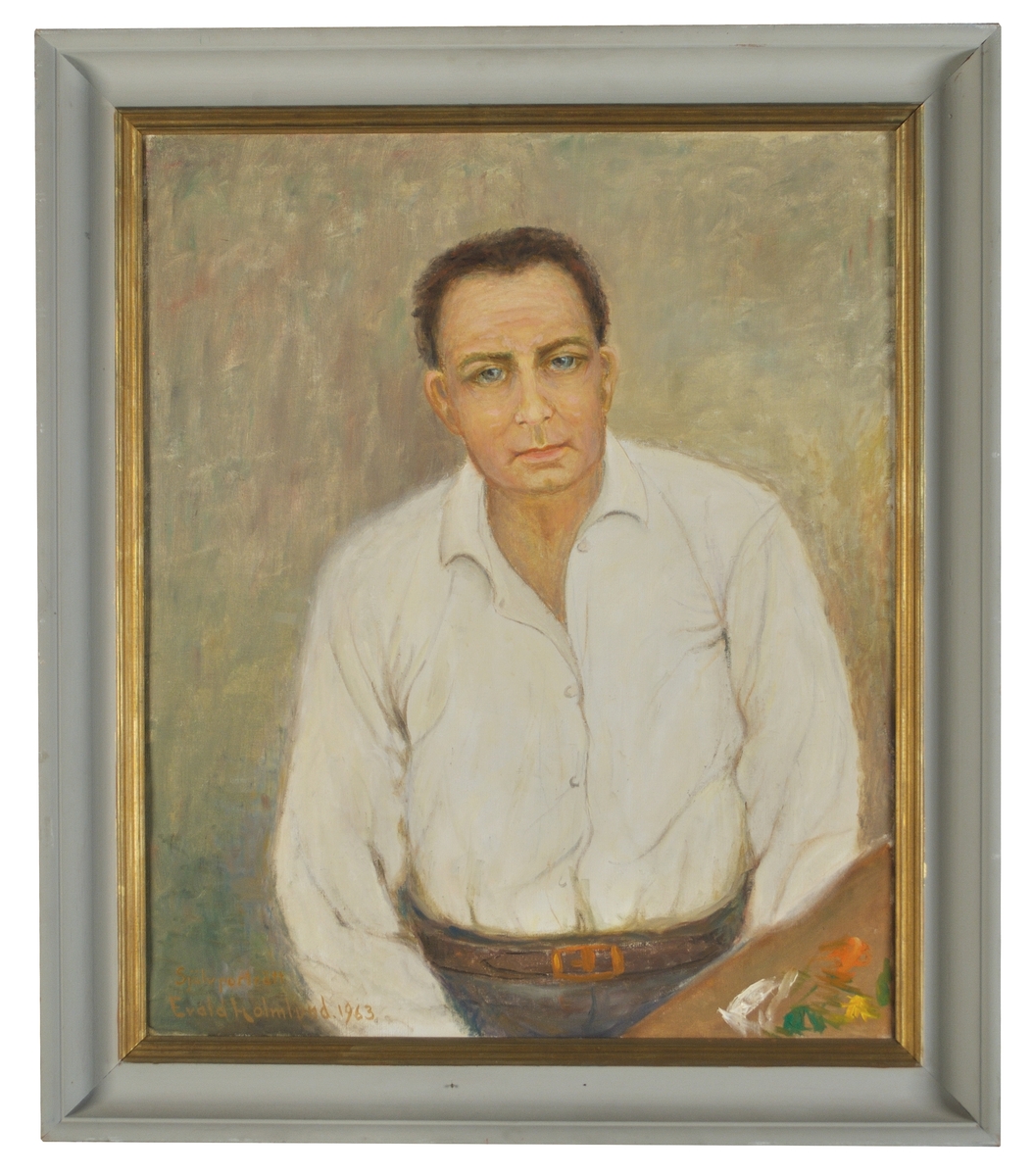 Porträtt, olja på duk, av Per Evald Holmlund, Gävle.
Konstnären en face iklädd vit skjorta med paletten skymtande nedtill till höger. Signerad nedtill till vänster: "Självporträtt Evald Holmlund 1963"