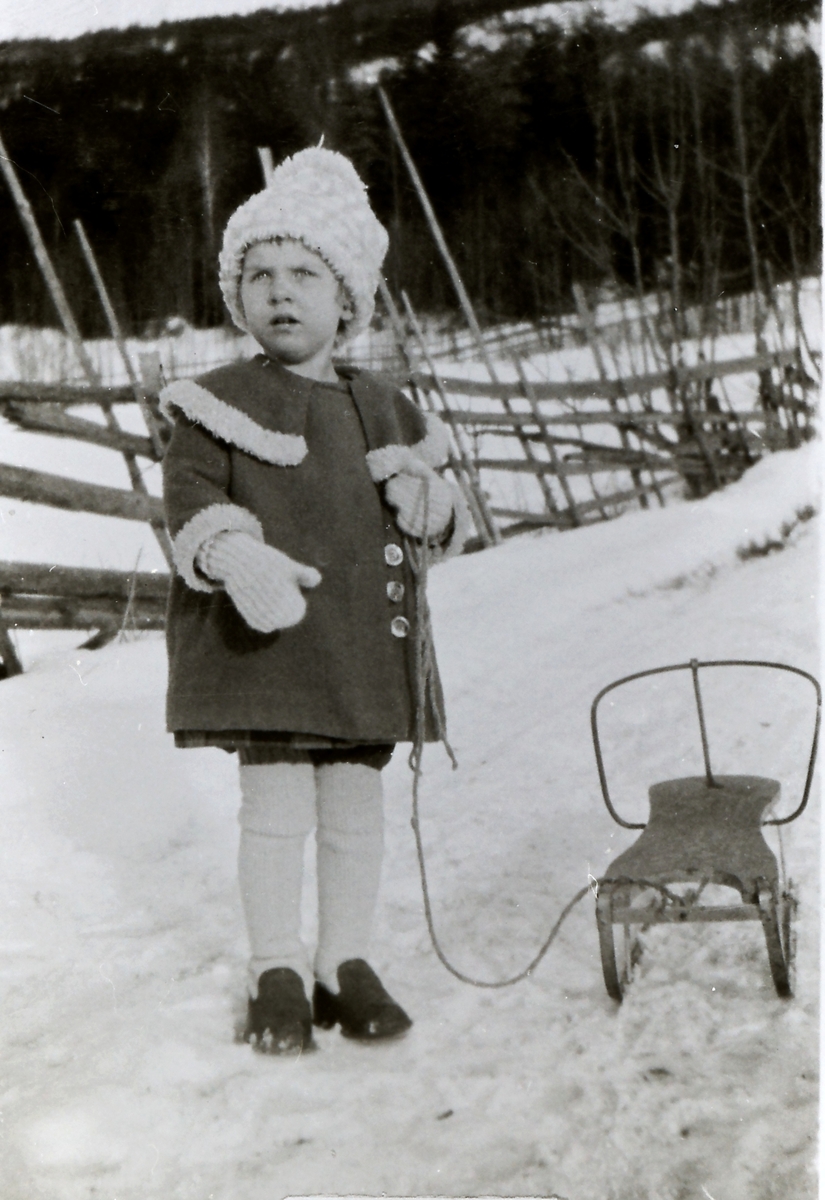 Aase Kornrud (1926-1993) med kjelke fra 1930. Bilde fra Bjerknes.