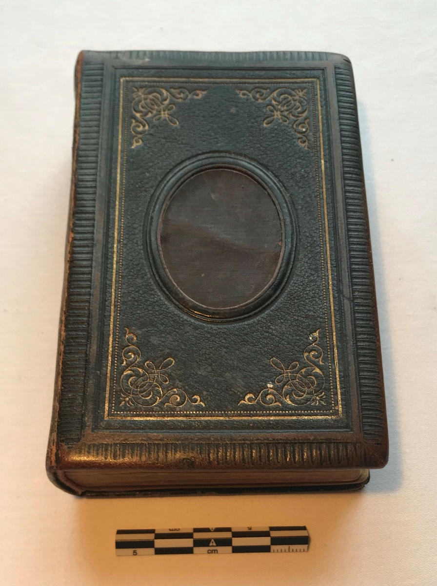 En liten salmebok fra 1876 med dekorert lærbinding. Boken er utarbeidet av Landstad, M.B. Teksten er skrevet med gotiske bokstaver. 
