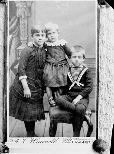 Reprofotografi av kabinettsfotografi med tre barn.