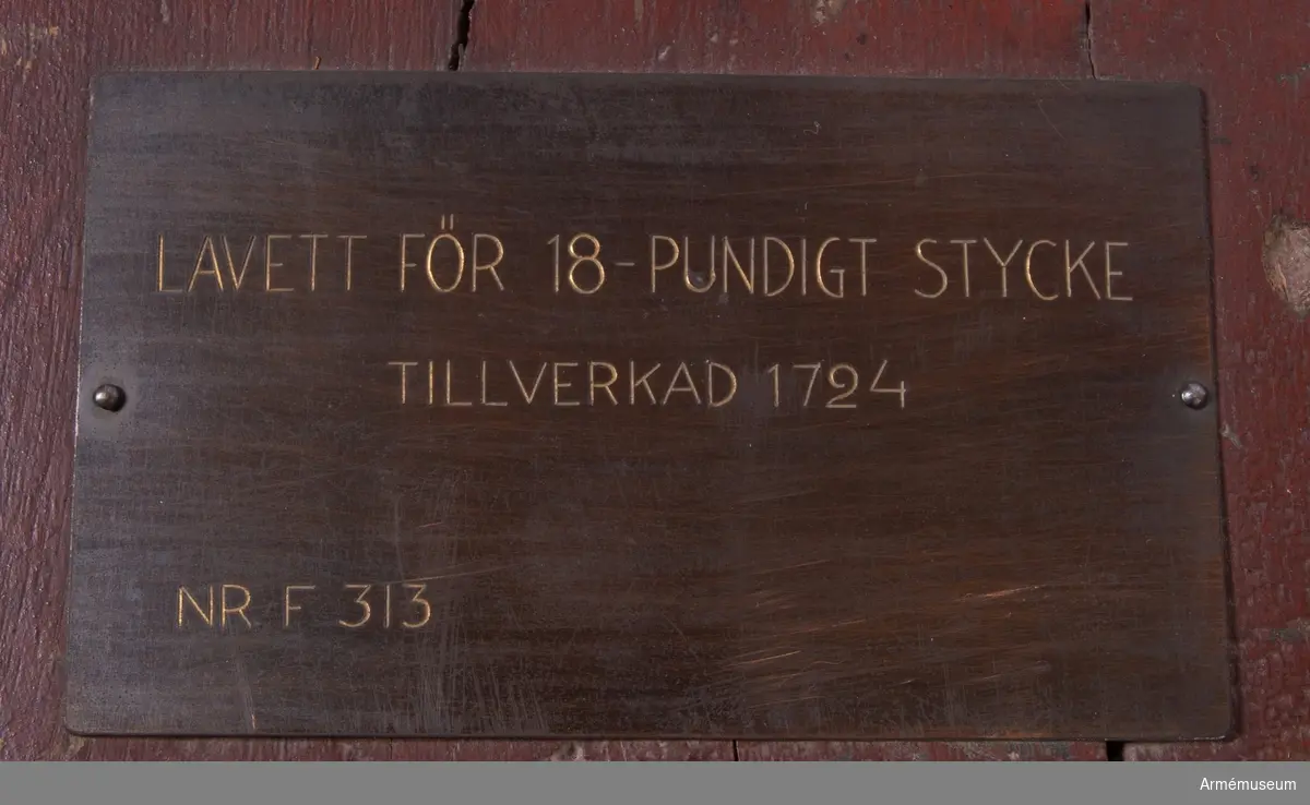 Grupp F I.
Riktkil till lavett till 18-pundigt stycke, 1724.
Enligt uppgifter ur kapten F A Spaks katalog över artillerimuseum i Stockholm år 1888.
