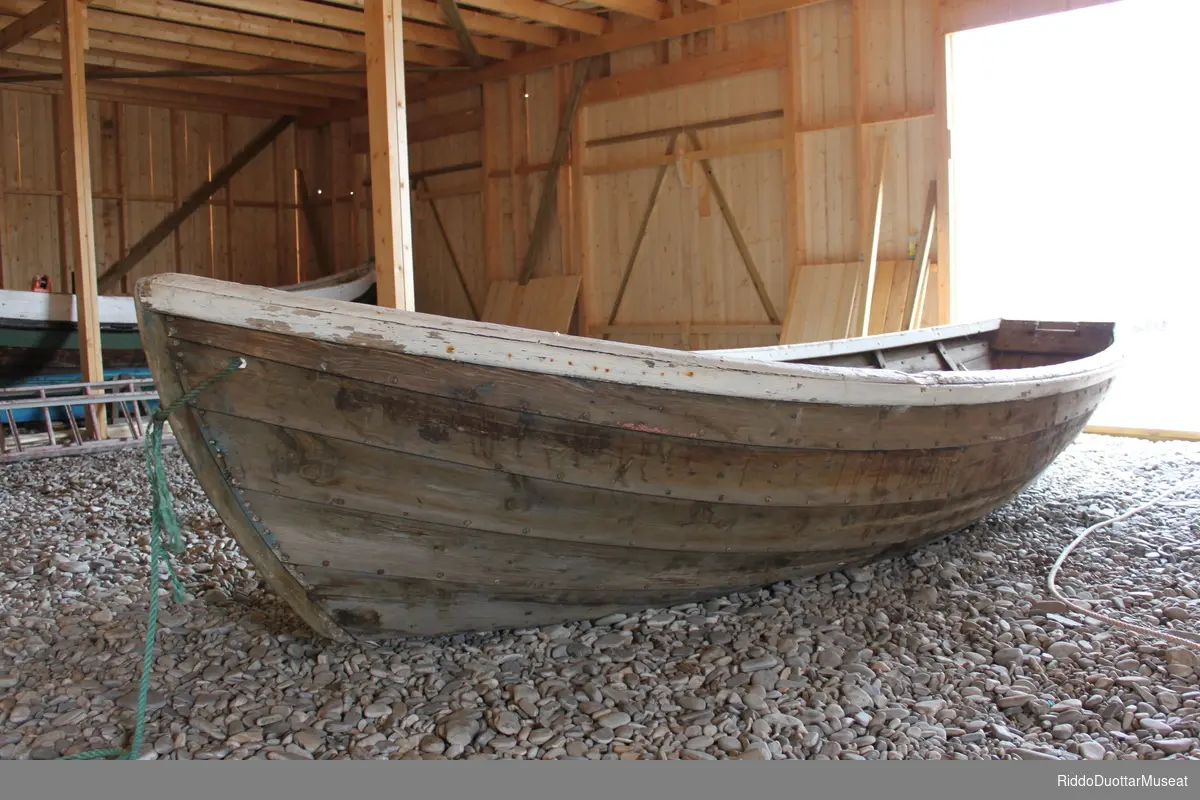 Dory er en flatbunnet åpen båt uten kjølkonstruksjon. Den flate bunnen gjør at båten sklir lettere over not og tauverk. Bunn og sider er bygget av langsgående bord. To tofter fremme, festet til ripa med tofteknekter. Botnbanda er knekt i den flate bunnen midtskips.
Akterspeilet (hekken) består av kraftige loddrette trematerialer. Stevntoppen er avrundet i flukt med ripa og har lyrodder (forsterkning) på innsiden. Rekka er kraftig med bred fenderlist og vaterbord. Det er hull til tollepinner i ripa, fram- og akterut .
To hull på begge sider av bauen, et stykke nedenfor ripebordet, er til slepetau som slik kan trees inn bak forstevnen. 
