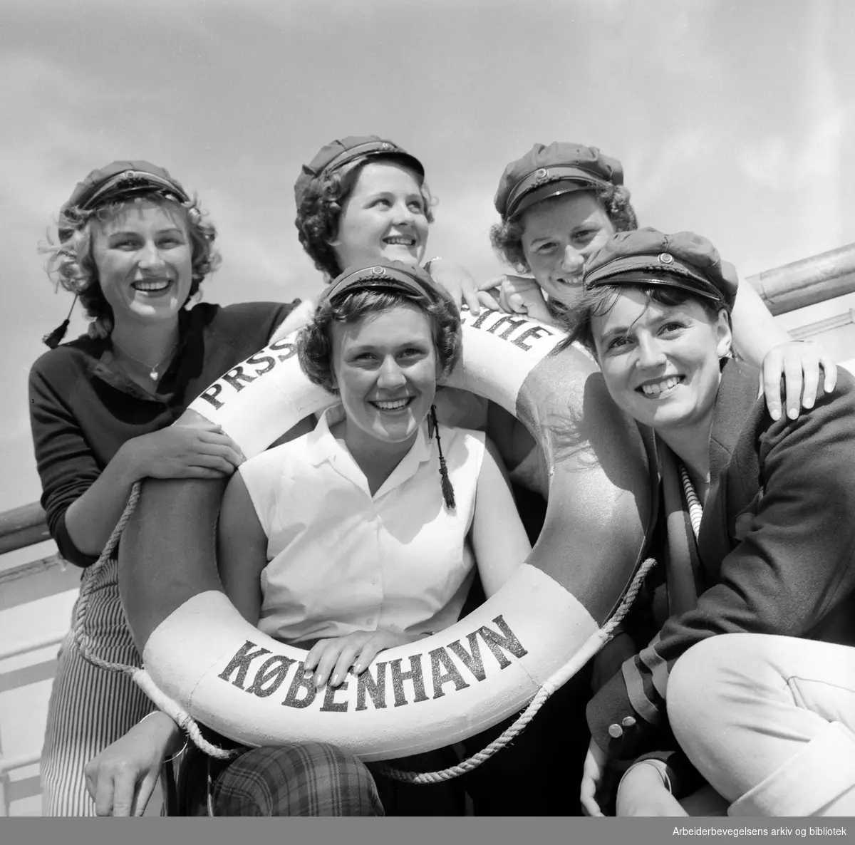 Russen reiser til København med DFDS Prinsesse Margrethe. Fra venstre: Annemor Schanke, Kari Lyche, Kari Berg, Kari Gjerdrum og Bente Vennerød. Alle fra Hønefoss. Juni 1960.