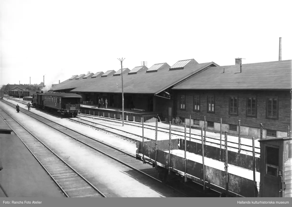 Järnvägens godsmagasin i Varberg uppfört 1919. Det hade åtminstone två föregångare, men den allt mer ökande godshanteringen krävde väl tilltagna magasin.
