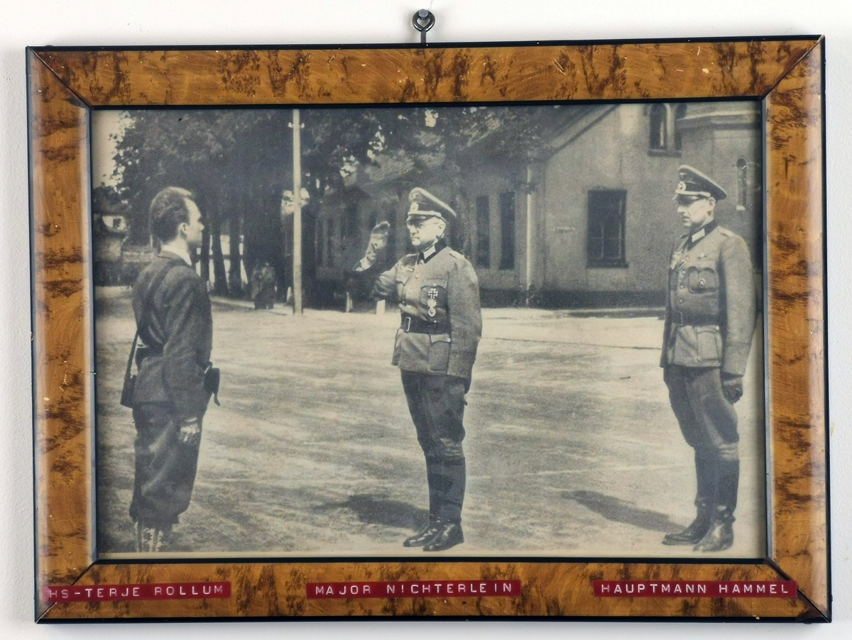 Innrammet bilde som viser hjemmestyrkenes overtakelse av Akershus festning 11.5.1945. Fra venstre Terje Rollem, major Josef Nichterlein og hauptmann Hammel. Foto: J. Stage.