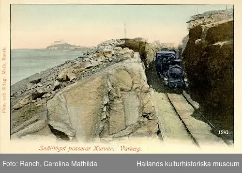 Två versioner av samma motiv. Vykort, "Snälltåget passerar kurvan. Varberg" Här passerar Mellersta Hallands Järnväg Hästhagabergen söderut och i bakgrunden syns Varbergs fästning. Järnvägssträckan invigdes 1886.
Bild 2: Handkolorerat.
