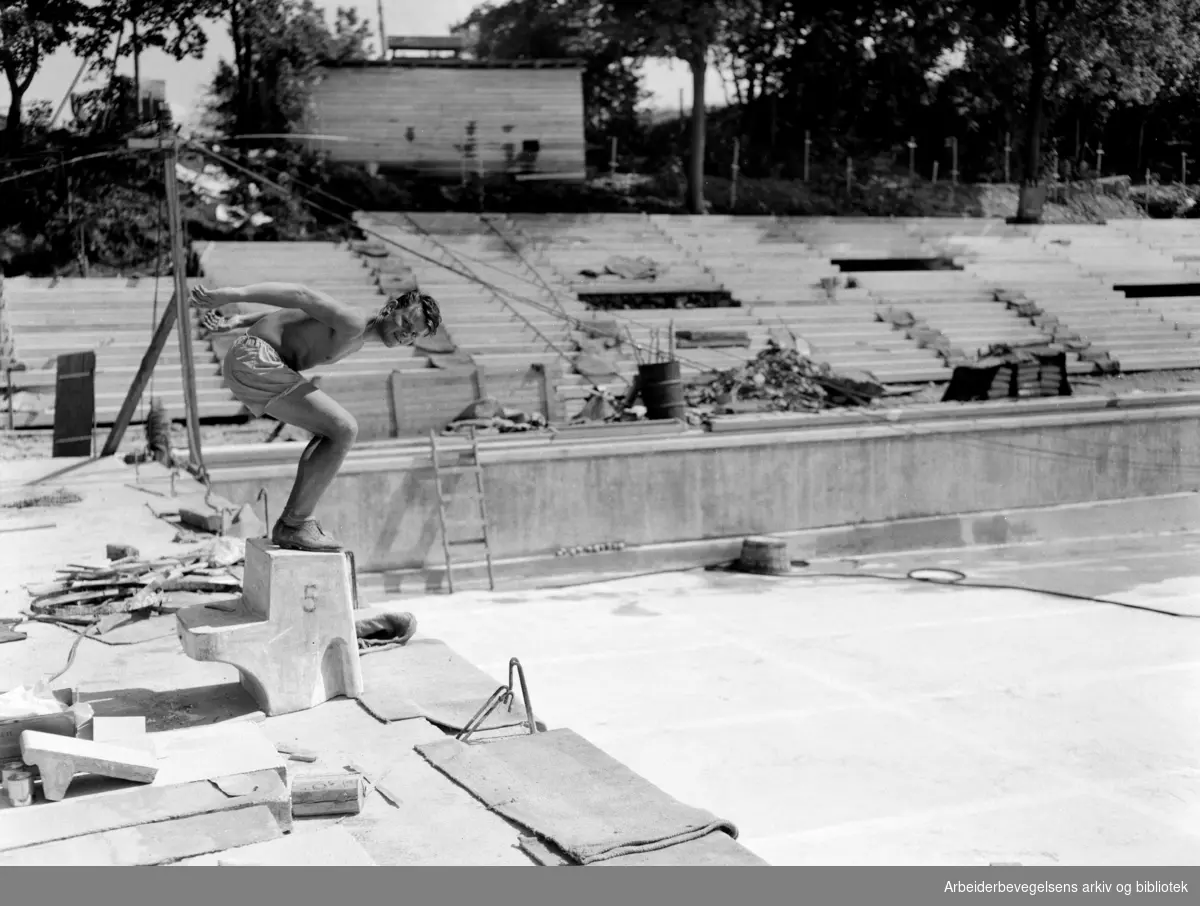 Svein-Erik Engebretsen har sommerjobb som grunnarbeider i det framtidige svømmebassenget på Frognerbadet. Juli 1955