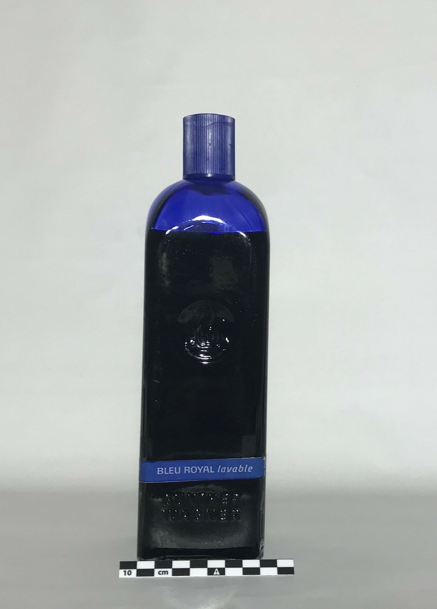 Glassflaske med blekk i blå farge. Ikke åpnet eller brukt. 
