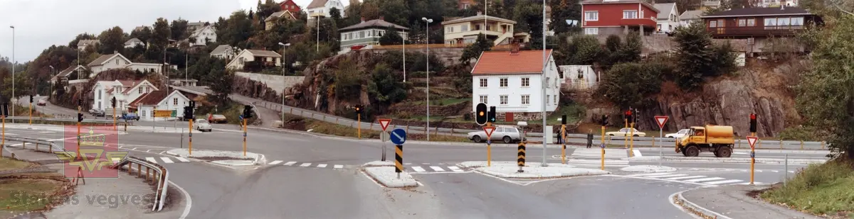 Langsækrysset  Arendal 1982.  Bilde tatt fra syd - mot nord og boligene.