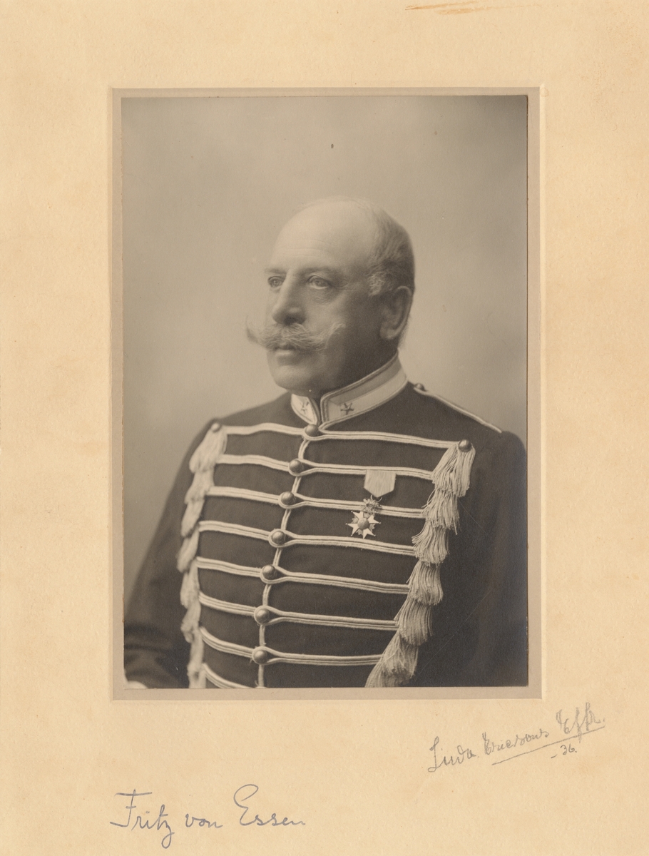 Porträtt av Fritz Henrik von Essen, major vid Livregementets husarer K 3.

Se även bild AMA.0001036 och AMA.0013904.