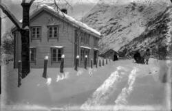 35. Skogly (Kvamhuset) på Romsdalshorn. 26.11.1915. Tonbergs