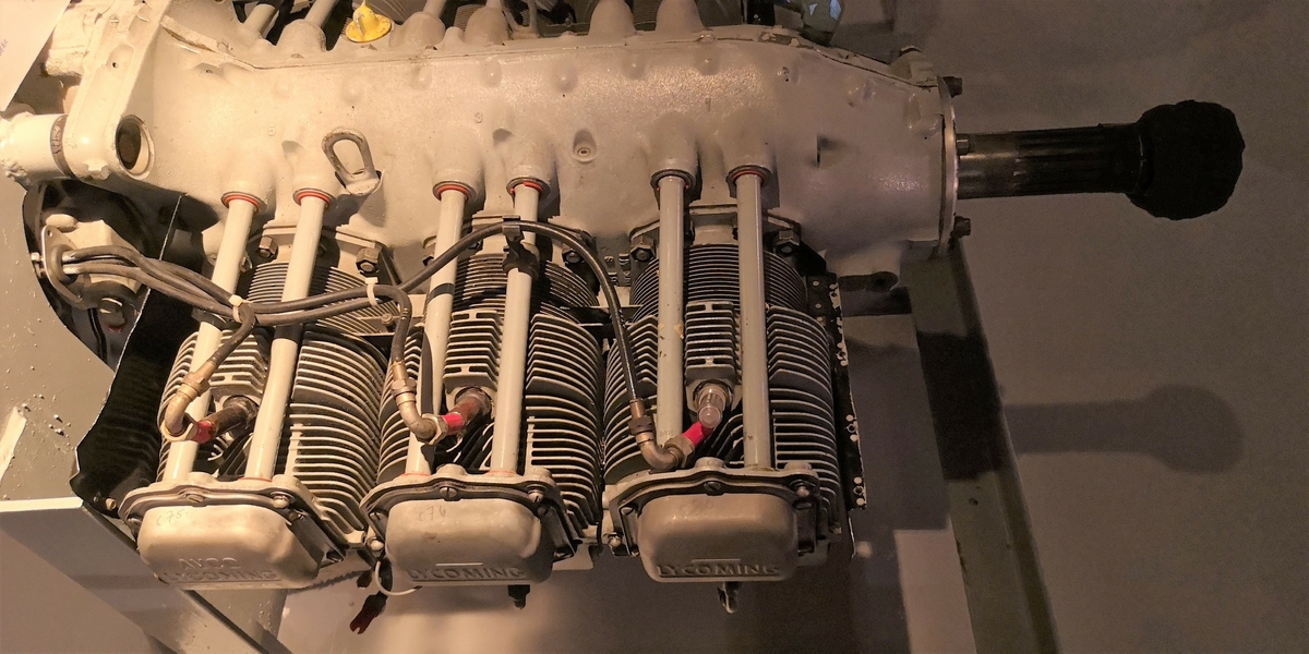 Motoren er en luftavkjølt boxermotor på 7,1 liter med 6 sylindre. Ytelse er 190 hk ved turtall på 2550rpm.