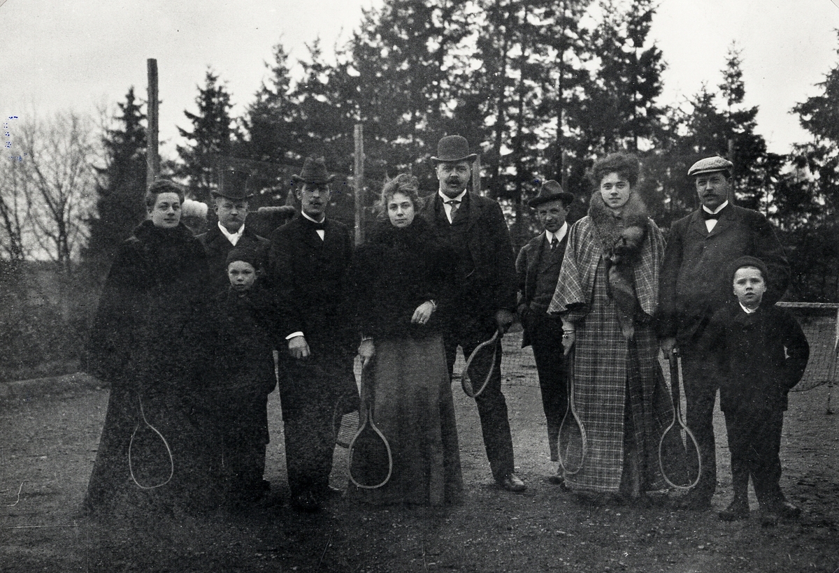 Direktör Arvid Knöppel med familj och vänner vid tennisplanen vid Kristinebergs bryggeri, 1905.