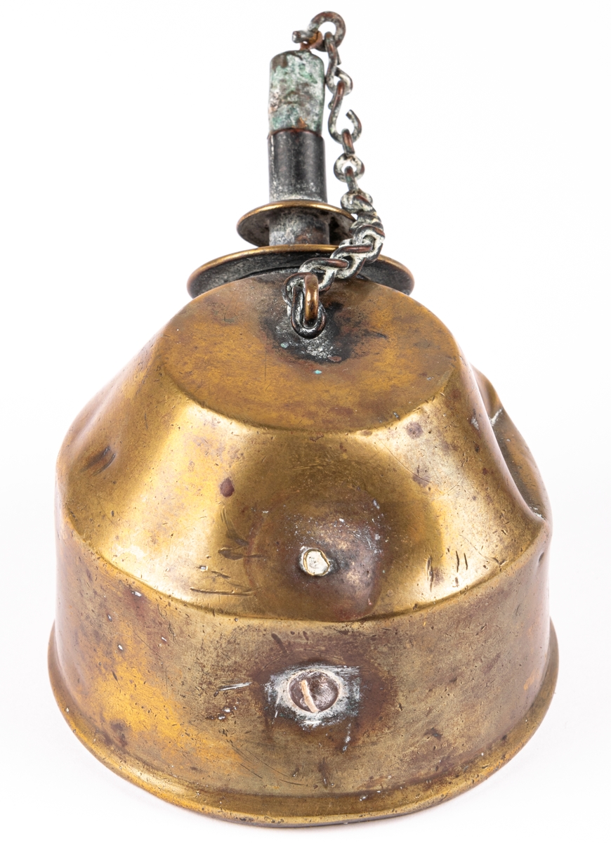 Rovoljelampa. Gaslampa, rund dosa av koppar, med kort brännare med veke snett åt sidan. Har använts av en skomakare.
