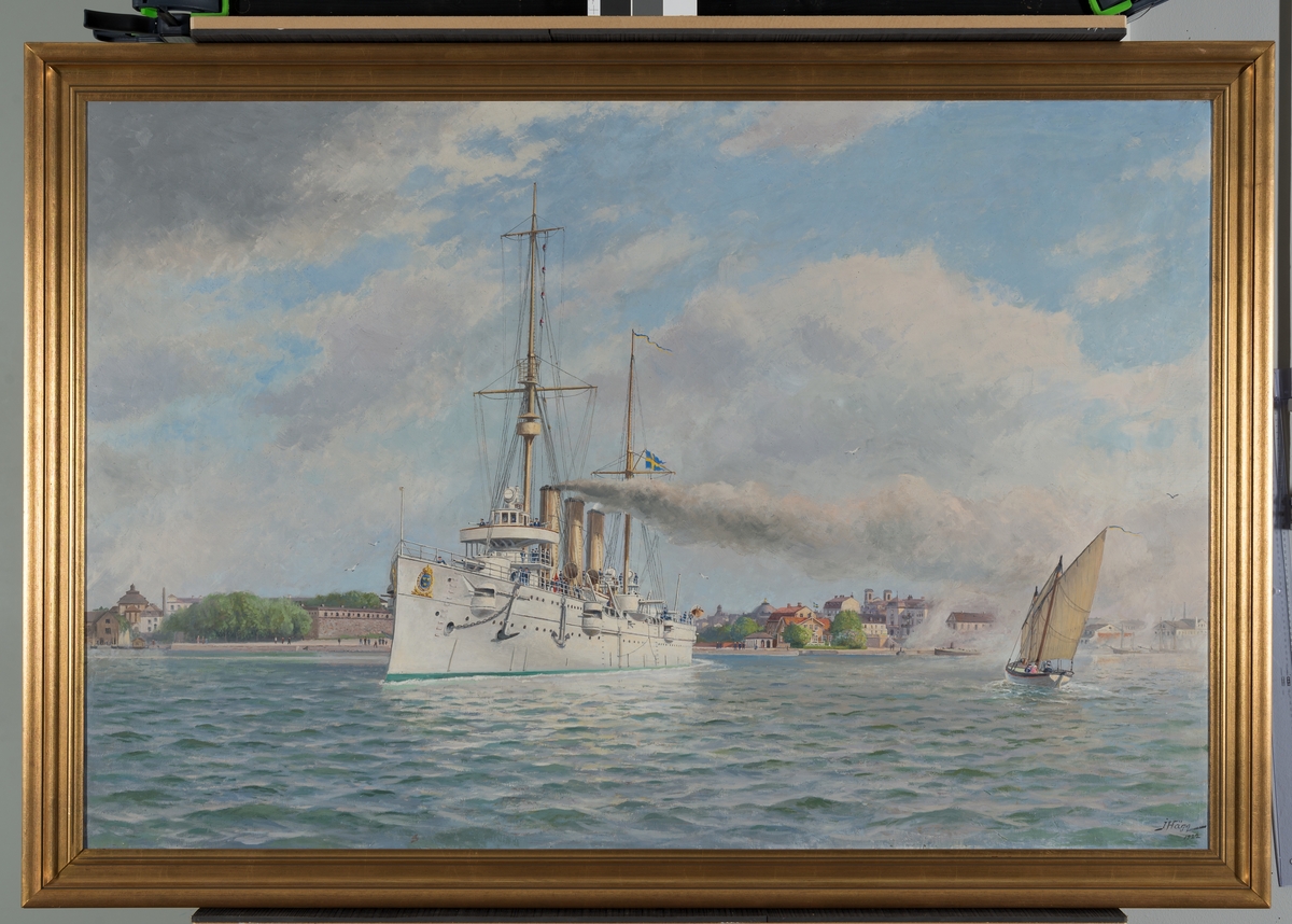 Oljemålning föreställande pansarkryssaren Fylgia på Karlskrona redd år 1922.
Målningen utförd av J: Hägg.
Signerad J. Hägg.
Ramen av trä och gips, guldförgylld.