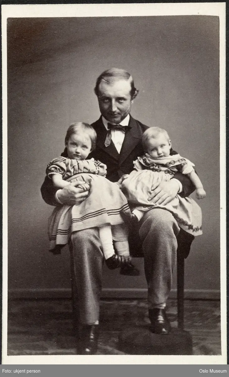 trippelportrett, mann, barn, sittende helfigur