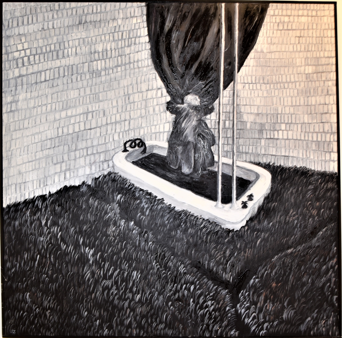 I ett rum med kaklade väggar och ett golv täckt av en långluggad matta står en man i ett badkar och klamrar sig fast vid ett draperi. Målningen går i svart, vitt och gråskala.