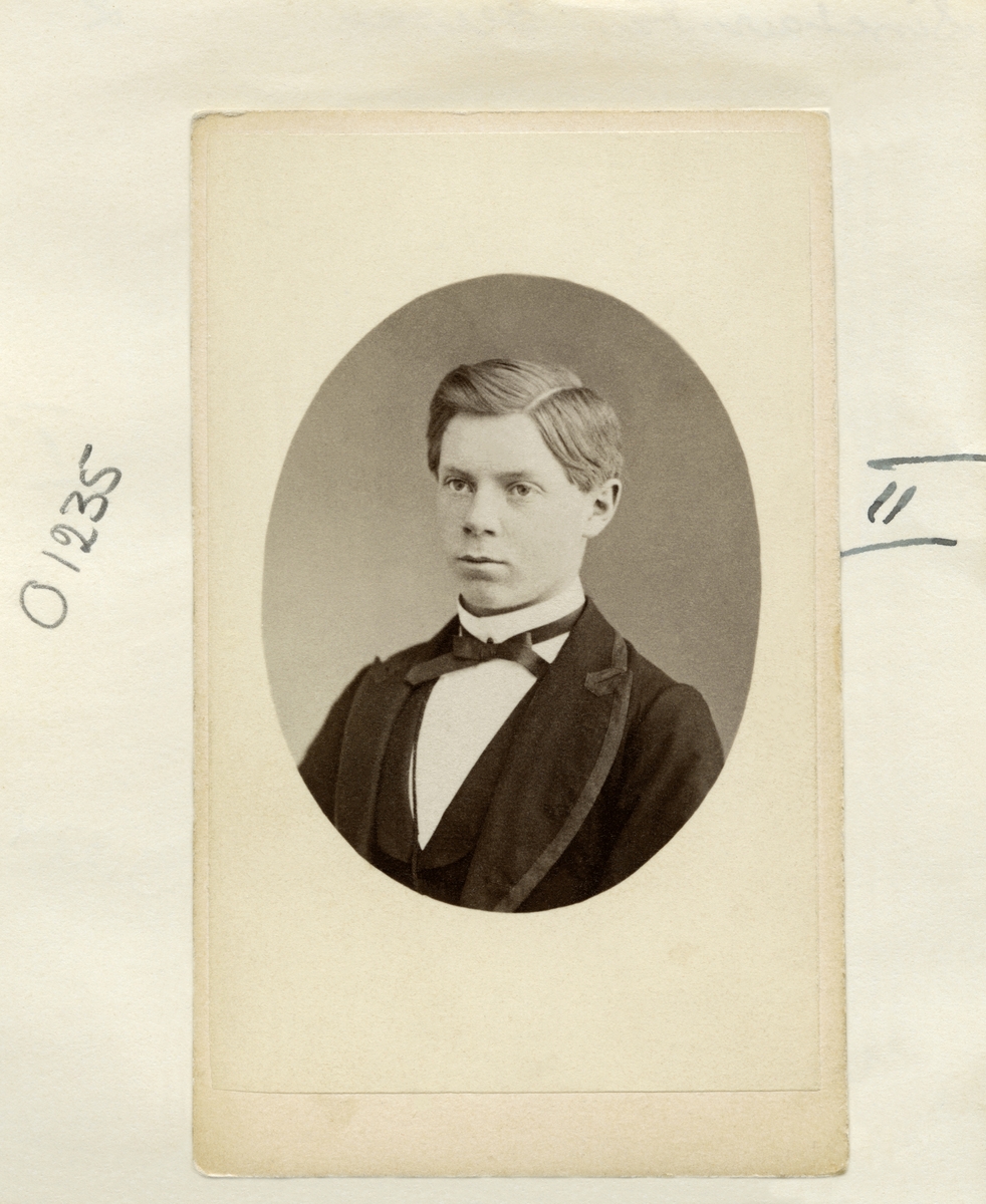 Porträtt av unge greve Fredrik Sinclair. Född 1853 vid Karlshovs säteri i Älvestad och var yngste son och mellanbarn till greve Israel Malcolm Sinclair och grevinnan Alfhild Spens.