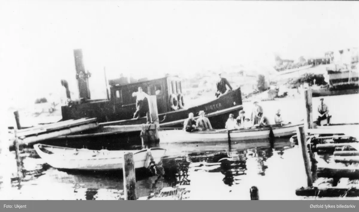 Slepebåten "Vister" ligger ved brygga til maskinist Fredriksen, Vesten i Borge ca. 1920.