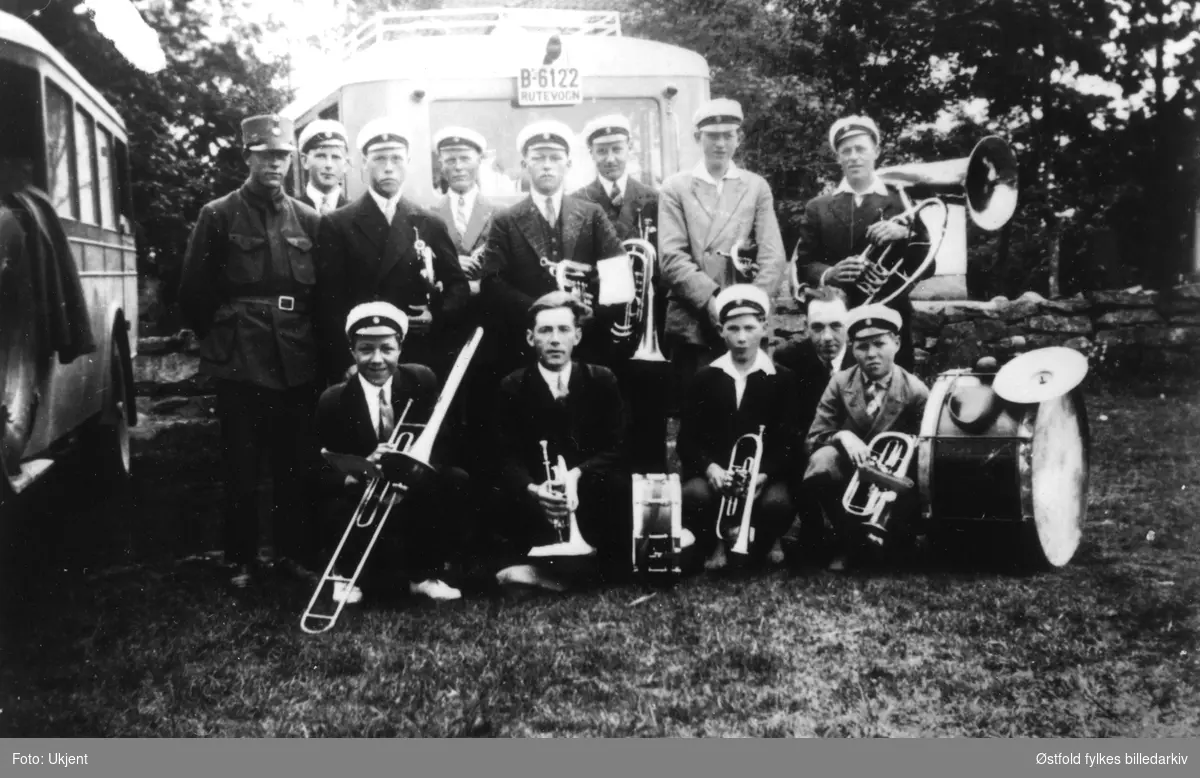 Varteig Musikkforening i 1931 ved Varteig kirke på Bygdedagen. Plassering av personer, se fotokort.
Buss med bilkjennetegn B-6122.