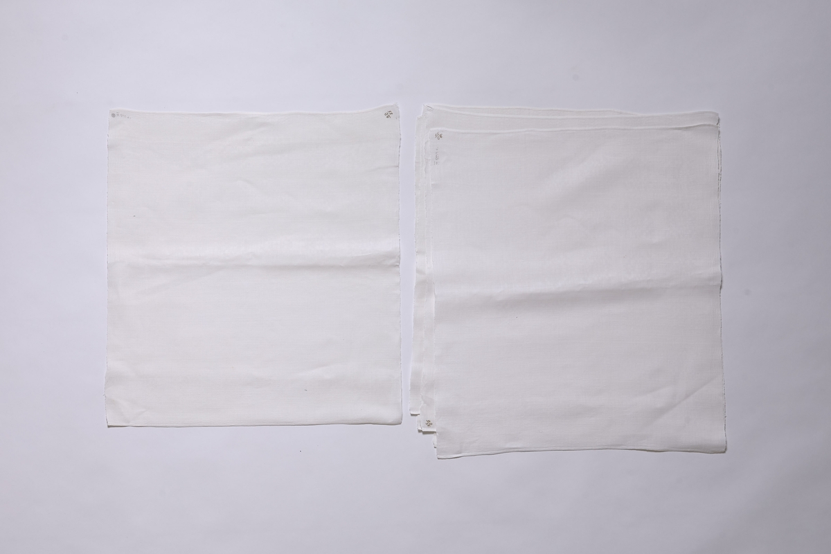 Hvite håndvevede servietter i dreielsmønster. Faldte for hånd i hver ende. Disse serviettene er vevd av hjemmeavlet lin. 