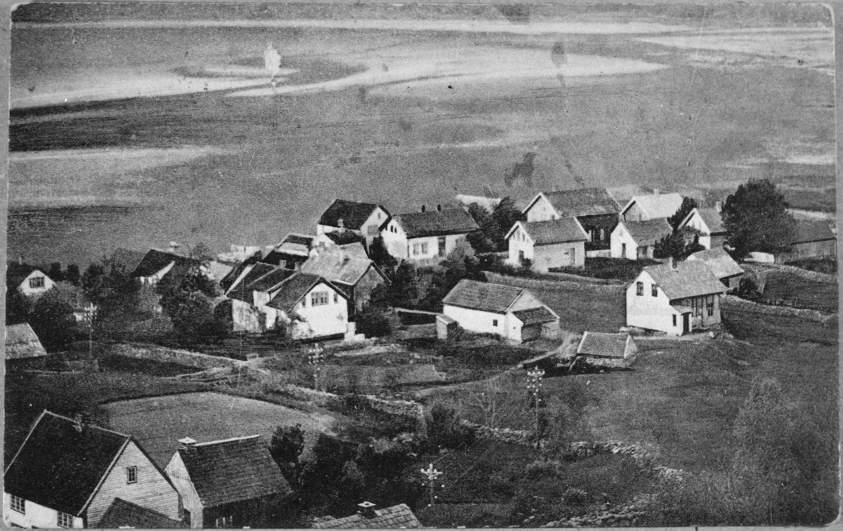 Landskap frå Ølensjøen, ca. 1920. Midt i biletet ligg det gamle kommunehuset.