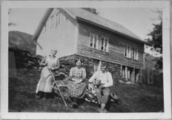 Frå garden Vågen i Ølensvåg, ca. 1934. Frå venstre: Brita Se