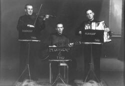 Pedersens Trio fra Tune hos fotografen i Sarpsborg  1943. Fr